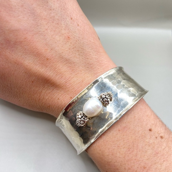 Vintage Silpada Hammered Sterling Silver Pearl Cuff Bracelet - Picture 8 of 8
